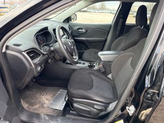 2019 Jeep Cherokee Latitude FWD - Interior Front Seat Image